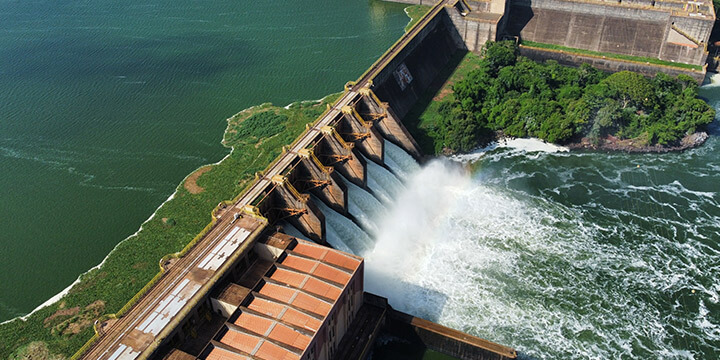 Usina hidrelétrica em operação, representando energia hídrica e sustentabilidade ambiental.