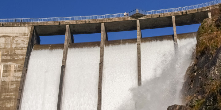 Hidrelétrica com fluxo de água, representando energia renovável e matriz energética.