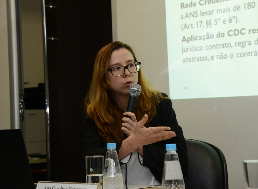 Ana Carolina Navarrete, especialista em Saúde do Idec, em reunião do Cremesp