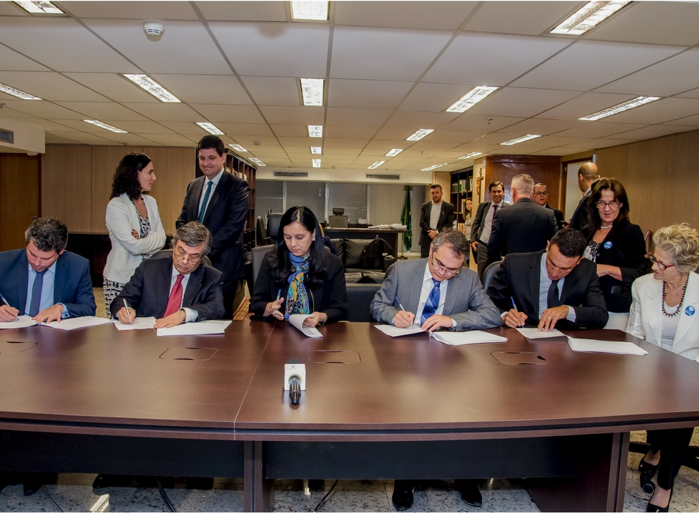 Assinatura do acordo pelo Idec, Febrapo, AGU e Febraban. Foto: AGU