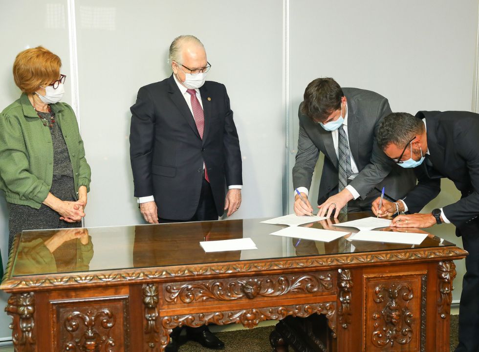 Marilena Lazzarini, Edson Fachin, Igor Britto e Walter Moura durante assinatura da parceria.  Foto: Antonio Augusto/Secom/TSE 