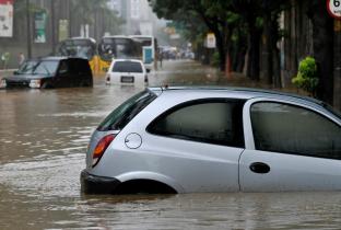 Carro boiando na enchente