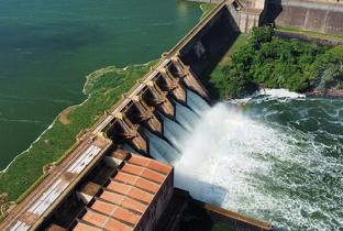 Usina hidrelétrica em operação, representando energia hídrica e sustentabilidade ambiental.