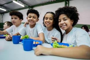 Estado do Ceará e município de Viçosa (MG) mostram caminhos para proteger crianças dos ultraprocessados nas escolas