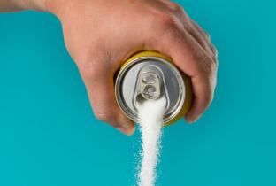 Por que a indústria alimentícia terá que cortar açúcar