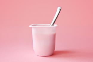 O perigo escondido no iogurte que você consome