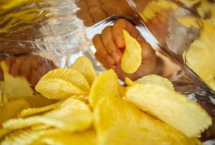 Zema suspende decreto que proibia alimentos não saudáveis nas escolas