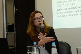 Ana Carolina Navarrete, especialista em Saúde do Idec, em reunião do Cremesp