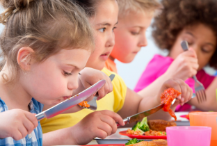 Maranhão regulamenta lei que proíbe ultraprocessados nas escolas, em linha com a Campanha “Comer Bem na Escola”