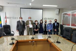 Representantes do Idec, Ministério Público de SP, Associação Paulista de Medicina e do Sindicato dos Médicos de SP após assinatura do TAC