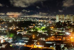 Foto: iStock  /  Imagem noturna de Manaus
