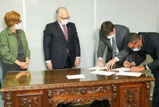 Marilena Lazzarini, Edson Fachin, Igor Britto e Walter Moura durante assinatura da parceria.  Foto: Antonio Augusto/Secom/TSE 